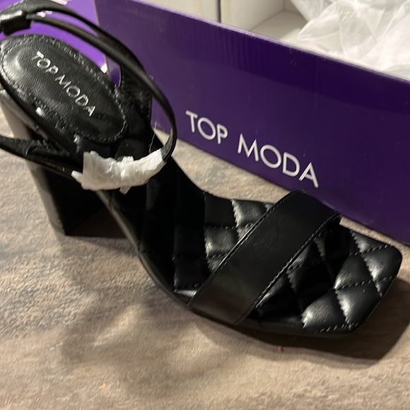 Black strappy heals - Picture 2 of 3